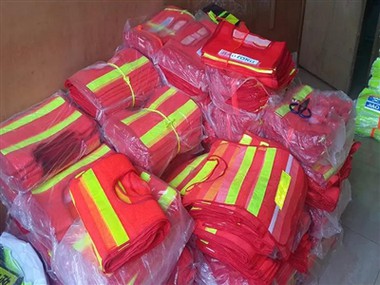 Kādi ir atstarojošo T-kreklu materiālu veidi?