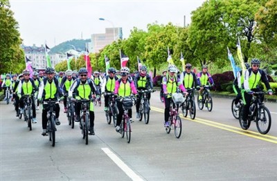 Kādi ir atstarojošo sloksņu pielietojumi āra apģērbā?