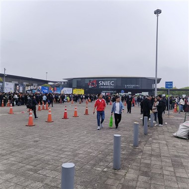 Ātri žūstoša atstarojošā T-krekla kopšanas metodes